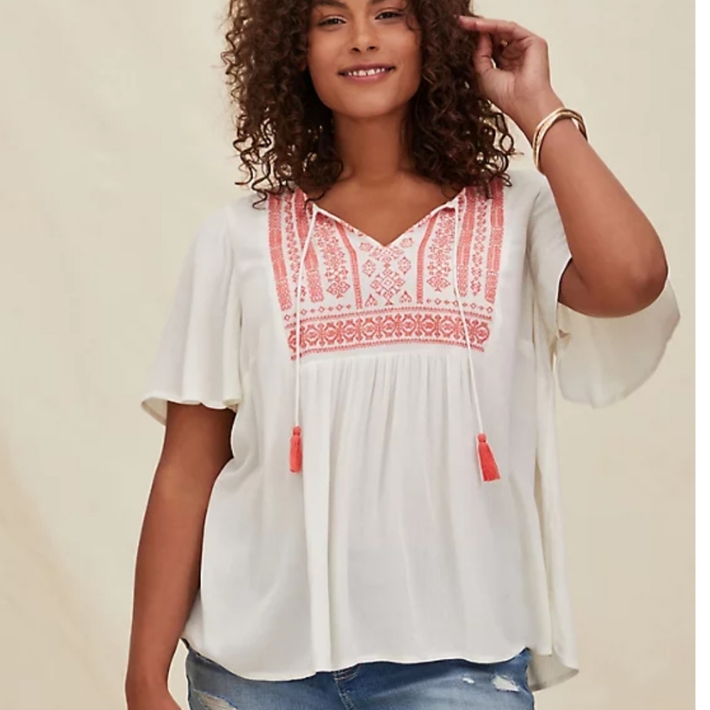 Torrid WHITE CRINKLED GAUZE & CORAL EMBROIDERY TOP.